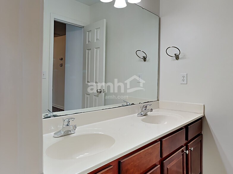 Building Photo - 10 Oakville Ct