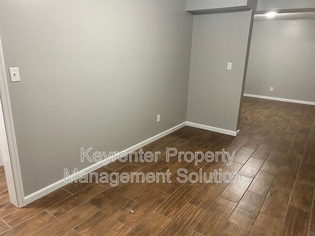 Building Photo - 33 Oak Ln