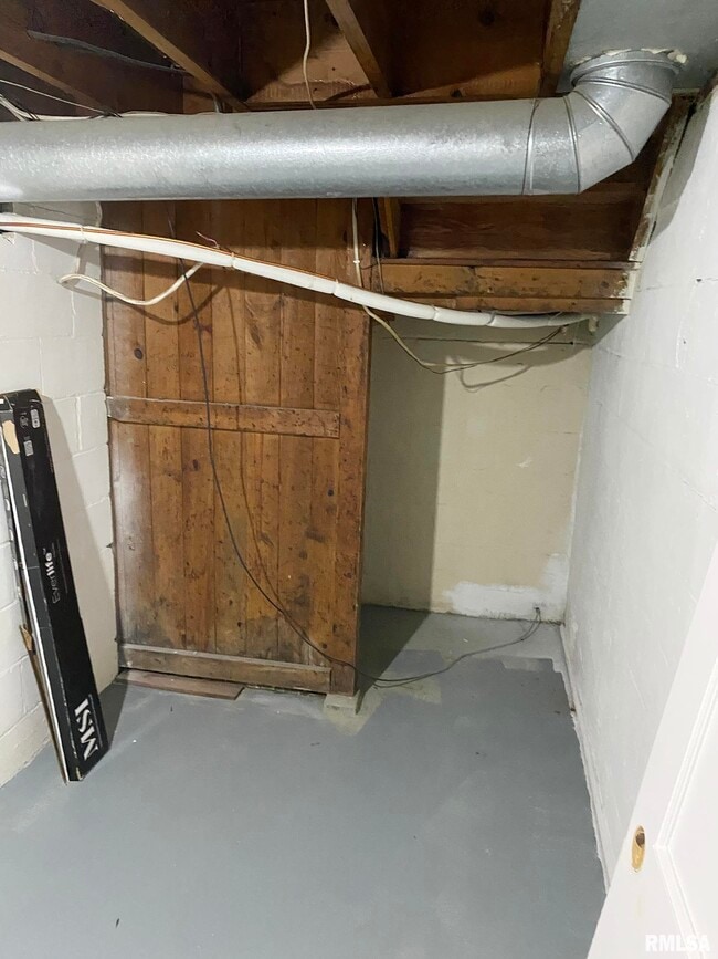 Building Photo - 303 Central St