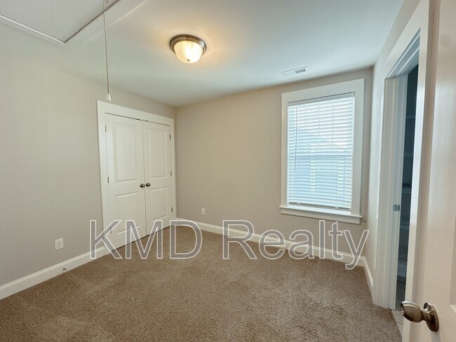 Building Photo - 807 McArthur Ave