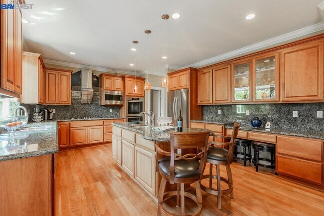 Building Photo - Live Exceptionally in This Peaceful Willow Glen Executive Home; 4 bed/ 4.5 bath