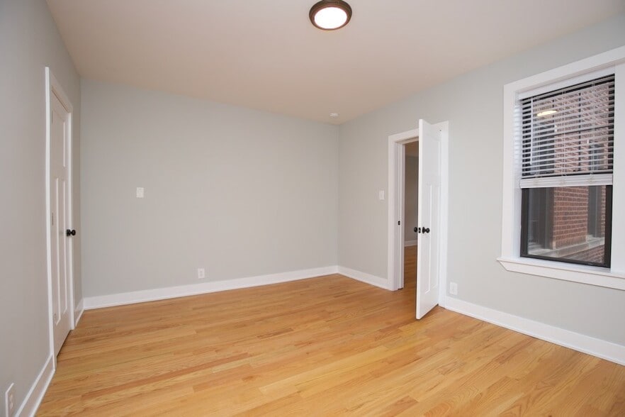 Building Photo - 4242 N Wolcott Ave