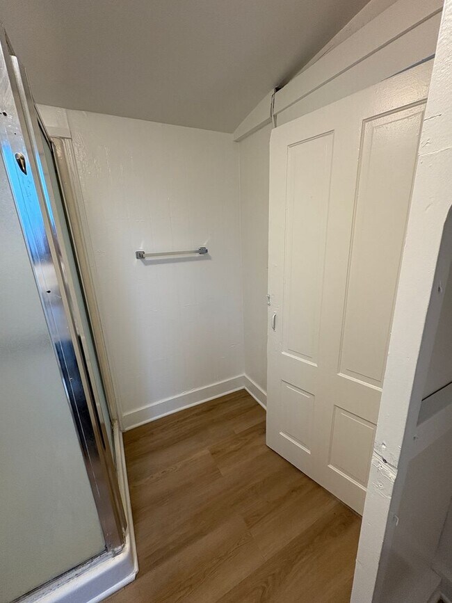 Building Photo - Studio Located Downtown Ventura, Close to ...