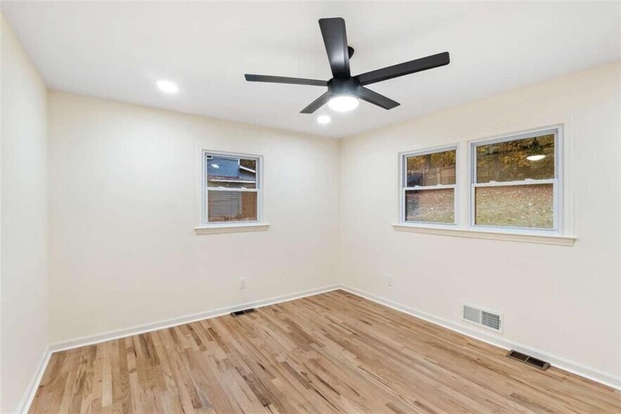 Building Photo - 6048 Blackhawk Trail SE