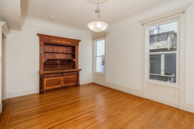 Building Photo - LARGE Full Floor 4BR/2BA. In-Unit Laundry, New Stainless Appliances!