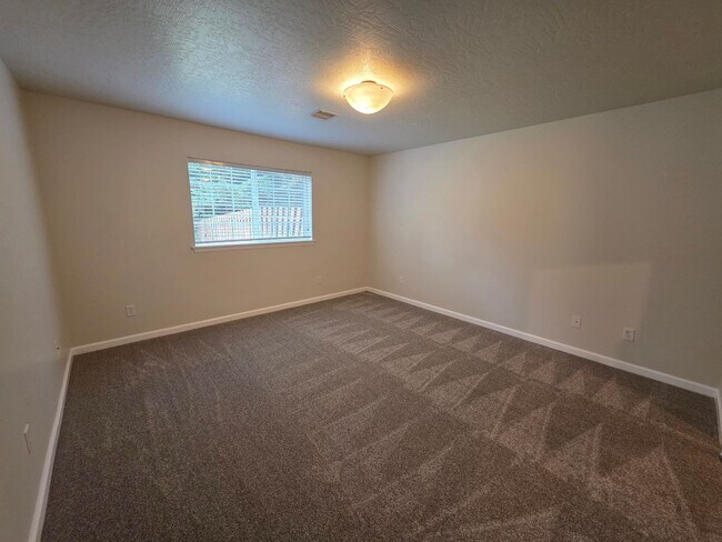 Building Photo - Spacious Duplex with Large Yard
