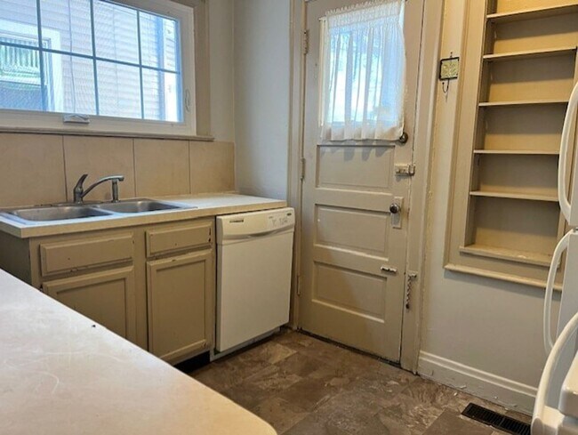 Building Photo - 361 Cliffside Dr