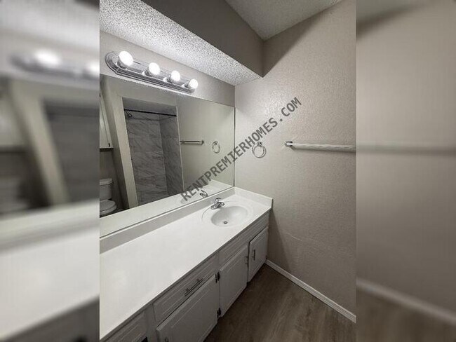 Building Photo - 1237 N Ironwood Pl