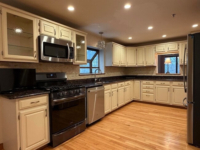 Building Photo - 17 Bayberry Dr