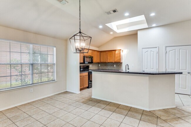 Building Photo - A Beautiful Blend of Comfort and Charm — 3 bd/2 Bath; Ready to lease in Vista West!