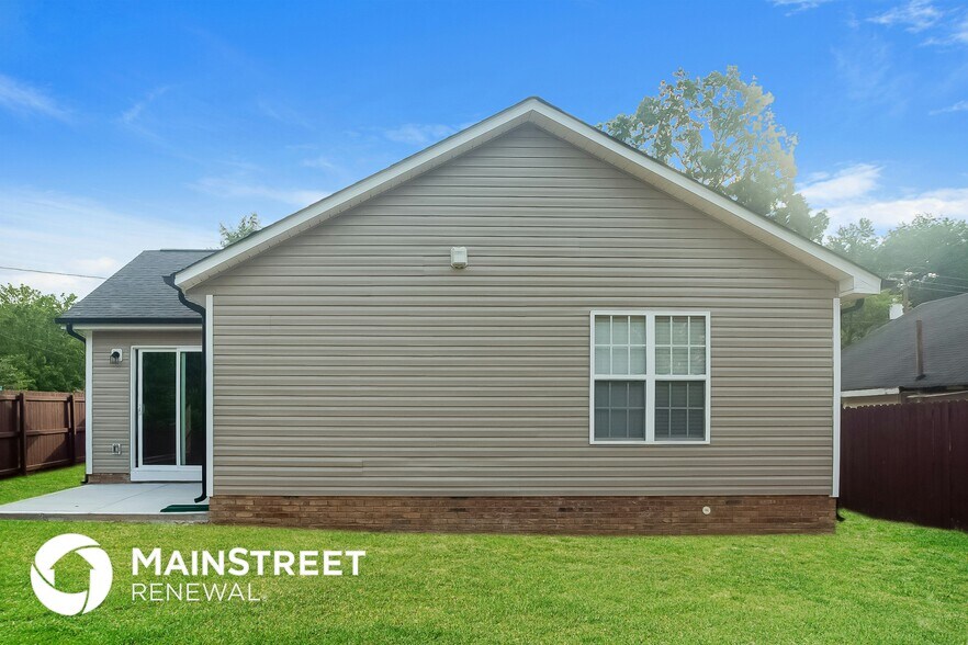 Building Photo - 1102 Skyland St