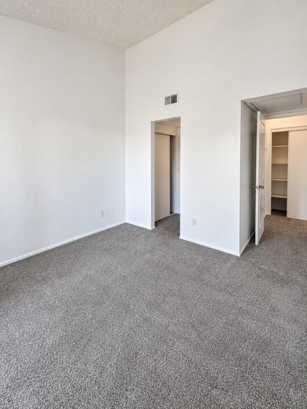 Building Photo - 8320 Vineyard Ave
