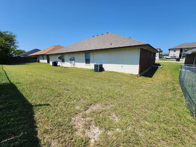 Building Photo - 3204 Toledo Dr
