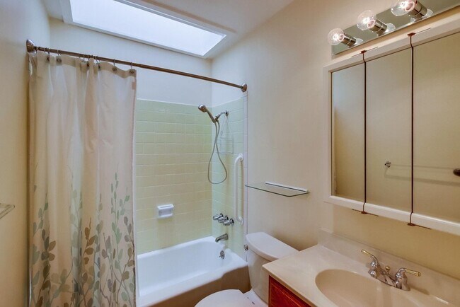 Building Photo - Large and bright condo in the Grossmont Vi...