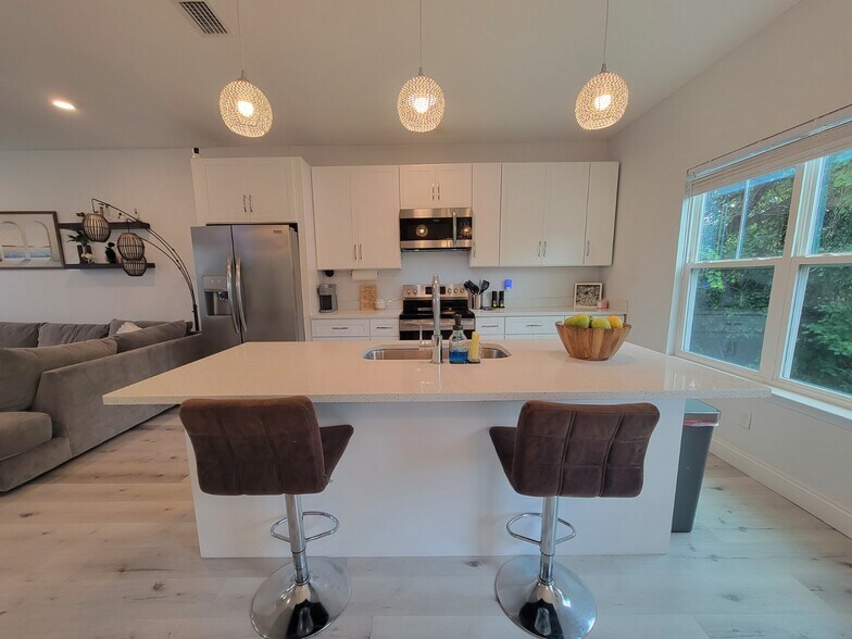 Building Photo - 652 Helen Ave