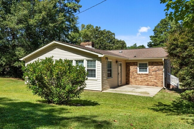 Building Photo - 3 Bed 2 Bath Just Outside Downtown Lilling...