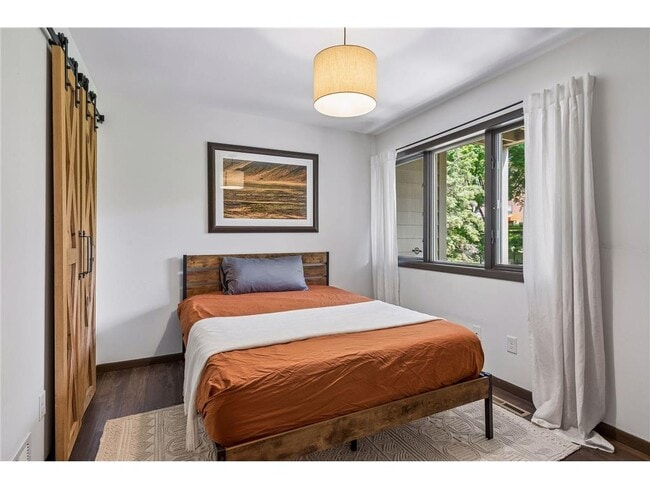 Building Photo - 2831 Kenwood Isles Dr