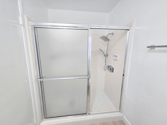 Building Photo - Welcome home! 2bd/2ba unit with parking. Master bedroom with en-suite bathroom!