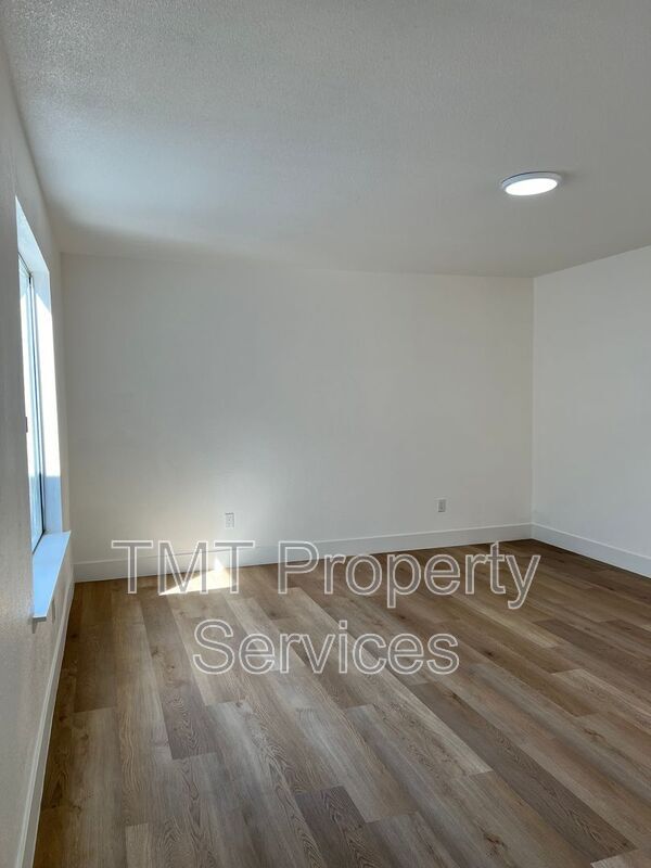 Building Photo - 610 E Newlove Dr