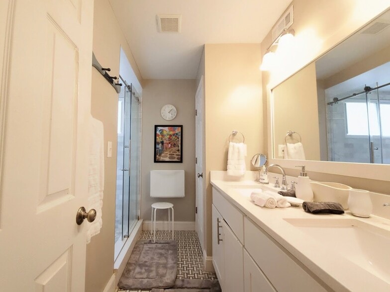 Master Bath Main floor Ensuite - 9605 Singleton Dr