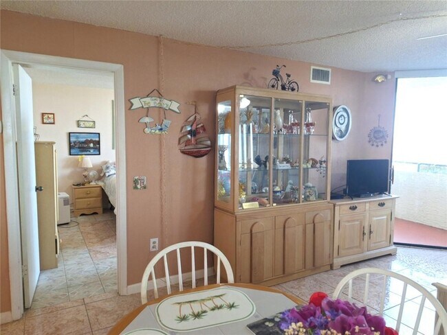 Building Photo - 6009 Sea Ranch Dr