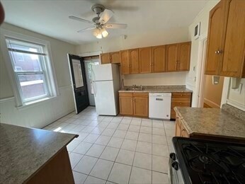 Building Photo - 15 Lynde St