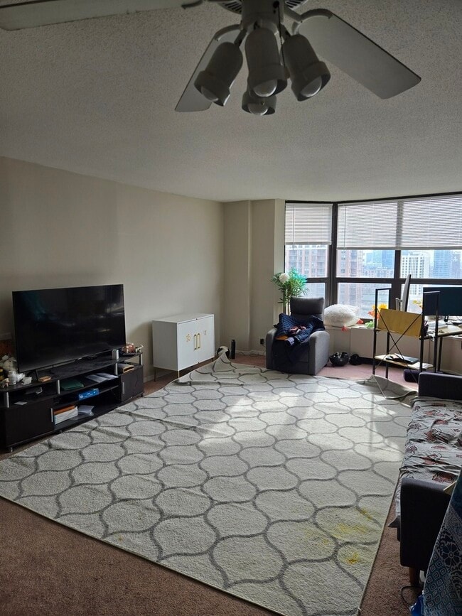 Building Photo - 899 S Plymouth Ct