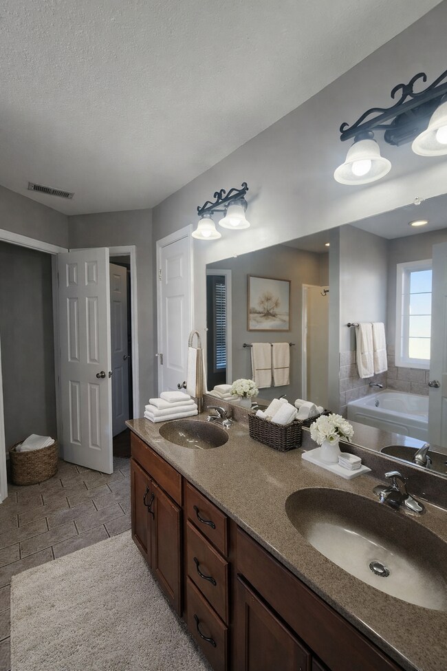 Building Photo - $2500 - 5 Bedrooms 3 Baths + Bonus Room