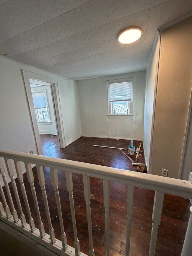 Building Photo - Spacious Duplex