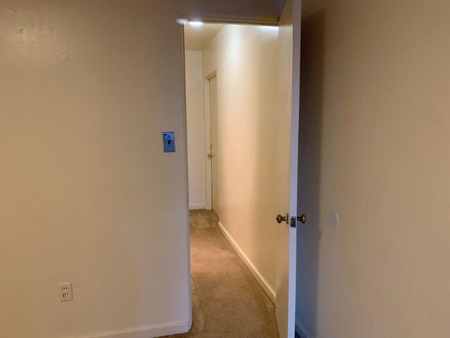 Building Photo - Welcome to this cozy 2nd floor 1-bedroom, ...