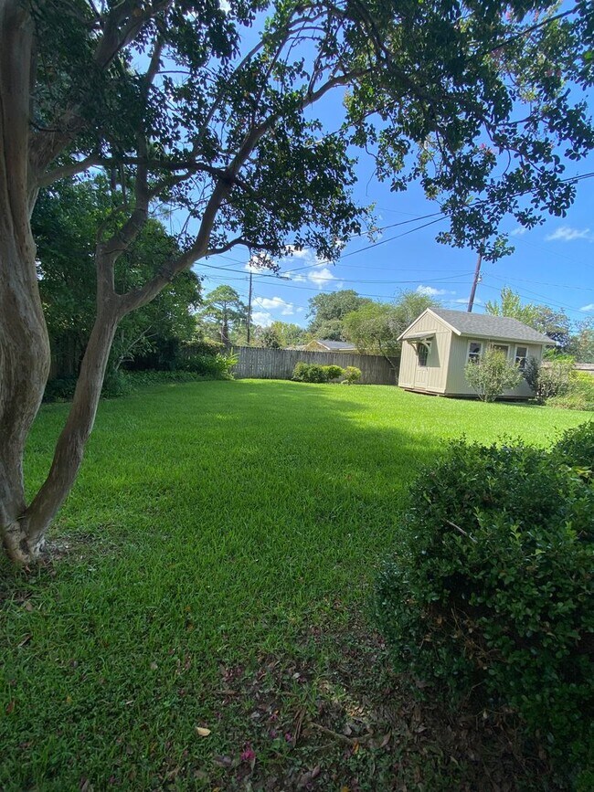 Building Photo - 3 Bedroom , 1.5 Bathroom Brick home with c...