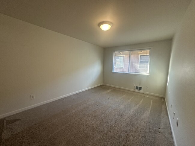 Building Photo - 415 Healy Ave S