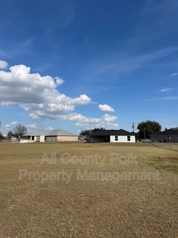 Building Photo - 572 Adriel Ave