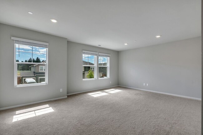Building Photo - Spacious Puyallup Home with Room for the E...