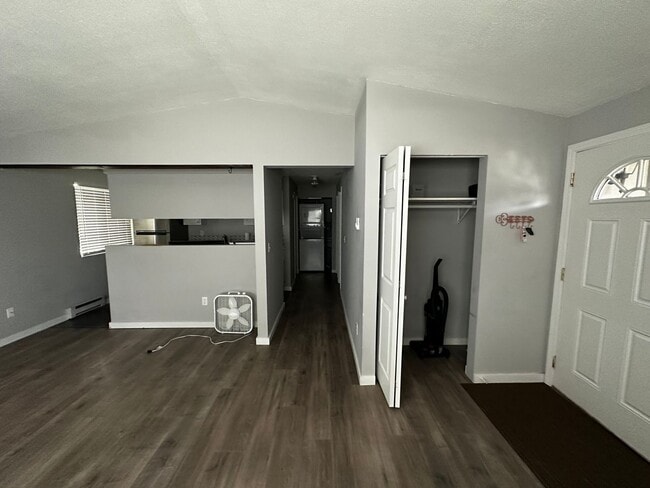 Building Photo - 308 E Weile Ave