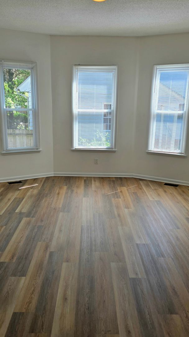 Building Photo - Charming First-Floor Apartment on Gorgeous Camden Ave!