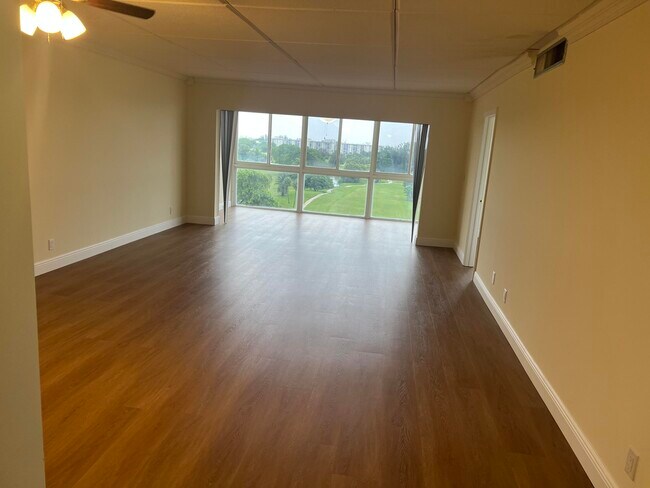 Building Photo - 3300 N Palm Aire Dr
