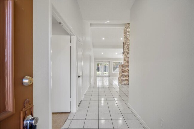 Building Photo - 11030 Hidden Bend Dr