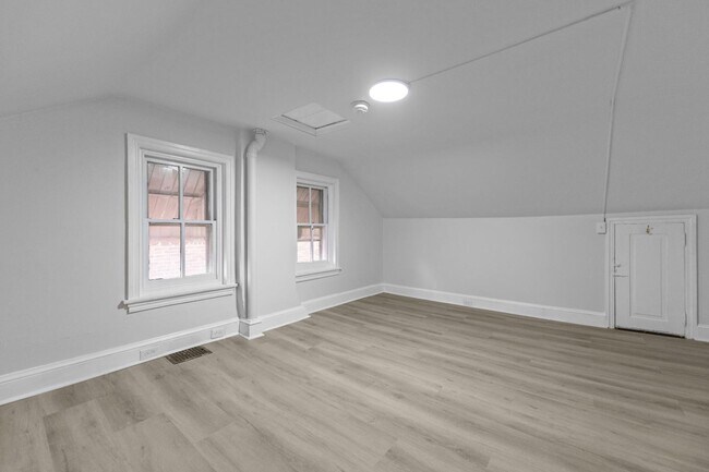 Building Photo - 560 King St