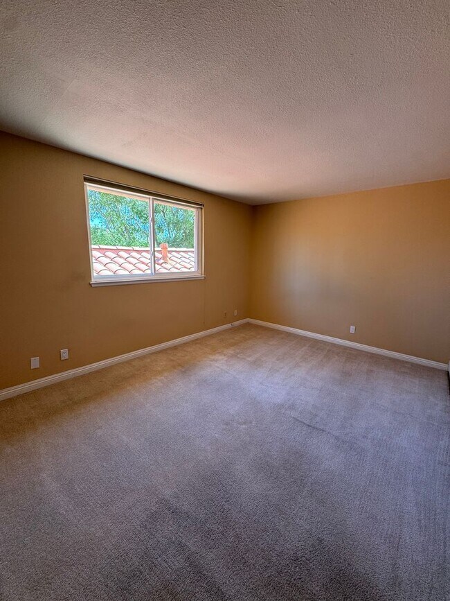 Building Photo - Prime Cul-de-Sac Location with Expansive Backyard