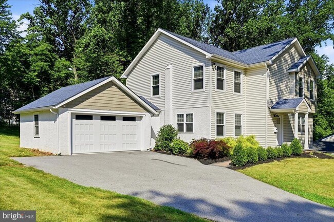 Building Photo - 17 Lizbeth Ln