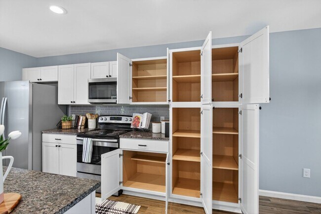 Building Photo - 135 Swallow Dr