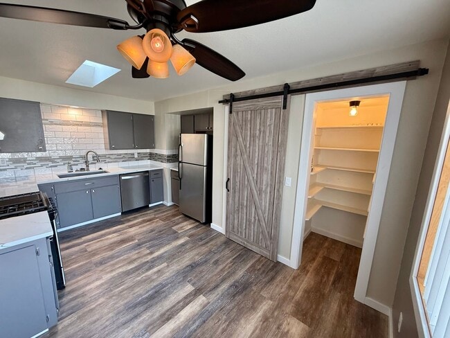 Building Photo - Welcome to this Charming 3 bedroom, 2 bath...