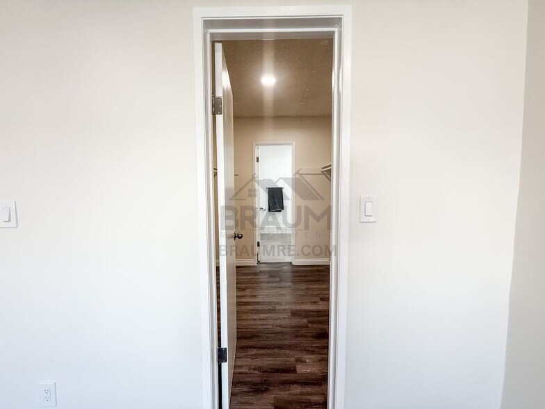 Building Photo - 6041 Whitsett Ave