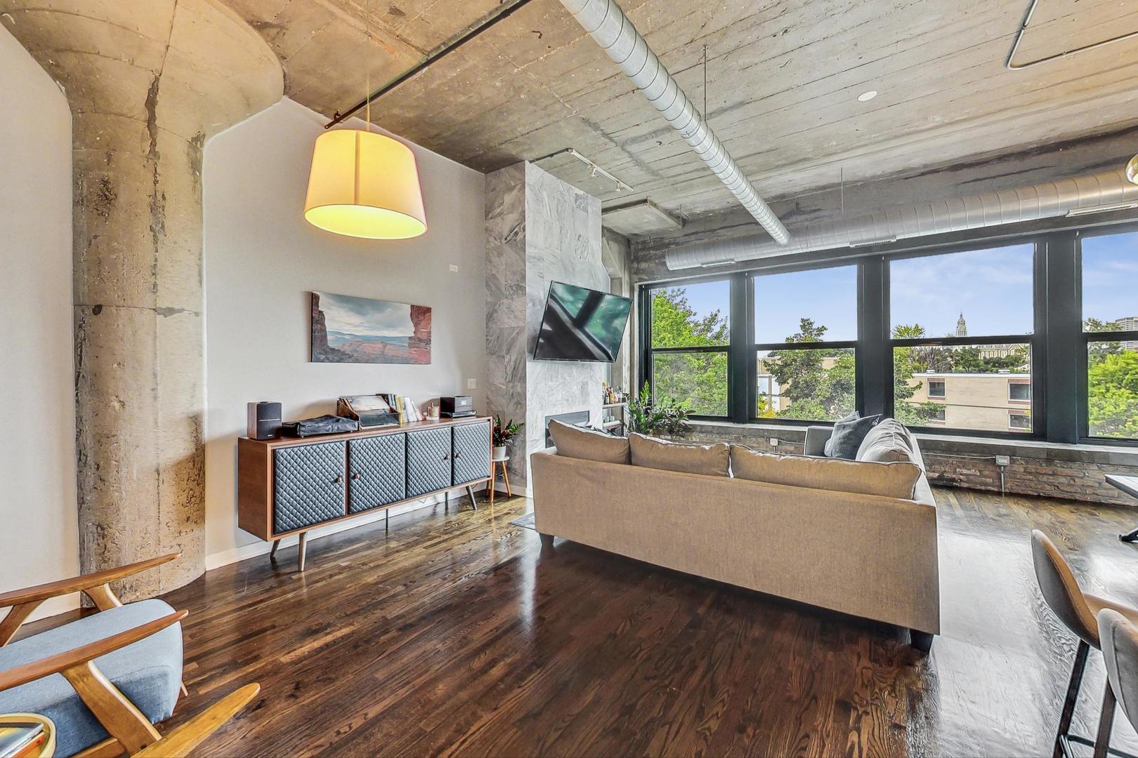 Building Photo - 1111 W 14th Plz