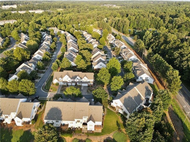 Building Photo - 2386 Suwanee Pointe Dr