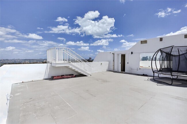 Building Photo - 1900 Sunset Harbour Dr