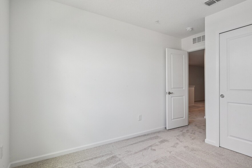 Building Photo - 1653 Pinecliff Dr