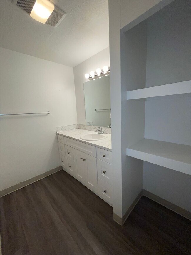 Building Photo - Rent Special: FREE Rent for the month of February!!