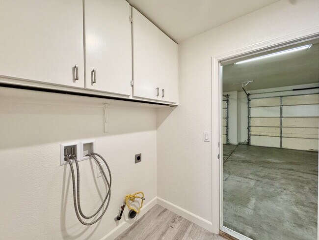 Building Photo - Spacious 4BD/3BA NLV Home with Downstairs ...